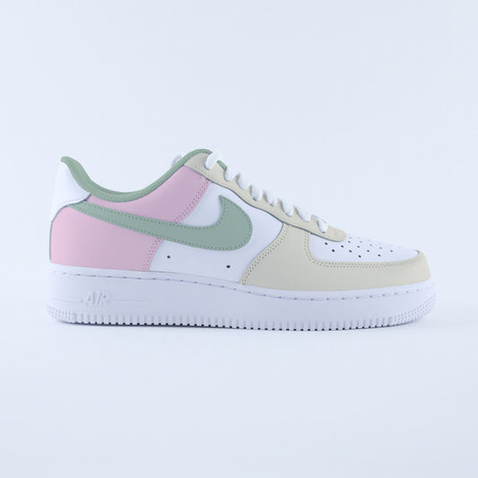 air force one custom vert sauge, nike sage green pour femme, baskets personnalisées beige et rose, AF1 personnalisable, sneakers tendance 2025, baskets nike été couleurs douces