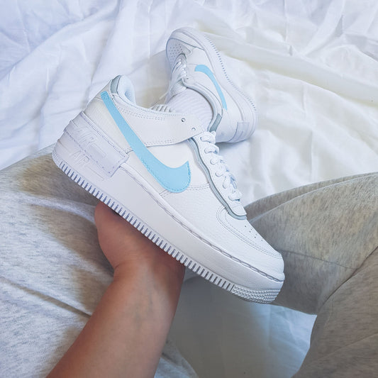 Air Force 1 custom pastel avec swoosh turquoise, sneakers custom pour femme, nike custom bleu ciel, baskets personnalisables pour fille