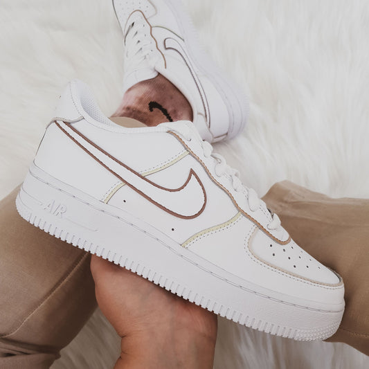 Air Force 1 custom "Outline Mocha" avec contours marron, création sur-mesure peinte à la main – exclusivité Kings Custom.