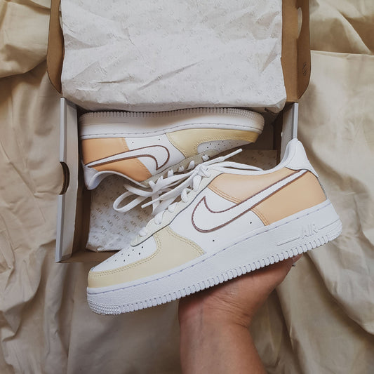 Air Force 1 custom "Café Crème" avec dégradés beige, mocha et crème, peinte à la main – exclusivité Kings Custom.