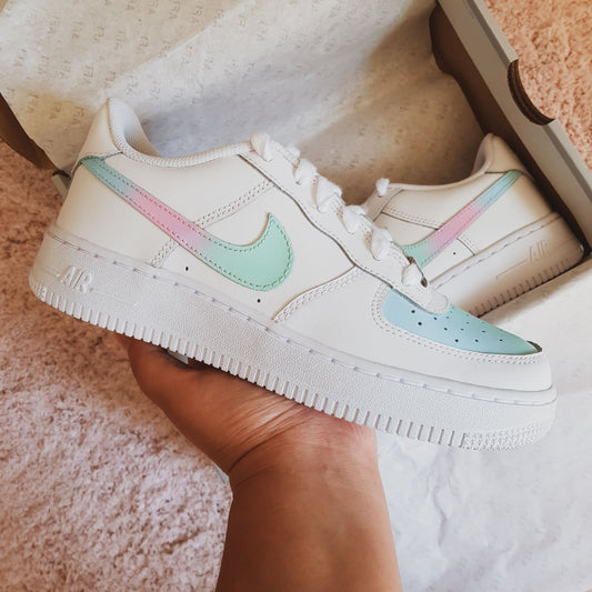 Air Force 1 custom "Pastel Dream" peinte à la main en dégradé pastel vert menthe, rose et bleu, création unique Kings Custom.