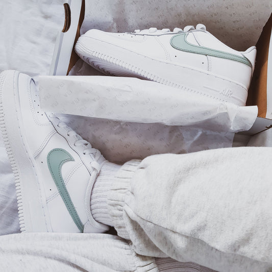 Air Force 1 custom blanche avec Swoosh vert sauge, création unique peinte à la main par Kings Custom.
