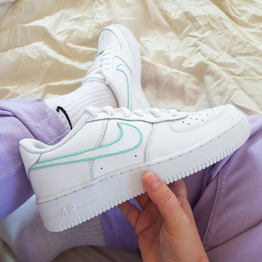 Air Force 1 custom blanche avec Swoosh turquoise glacé, basket unique peinte à la main signée Kings Custom.