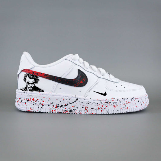 air force 1 custom joker peinte à la main avec portrait noir et blanc du Joker et éclaboussures de peinture rouge et noire, style DC Comics