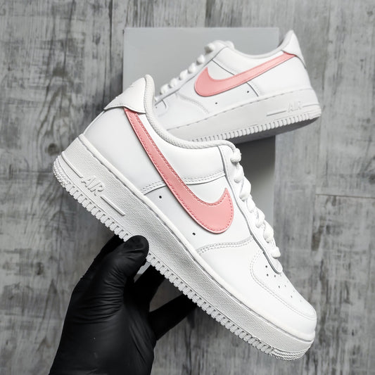 Nike Air Force 1 blanche customisée avec swoosh rose pastel – Kings Custom
