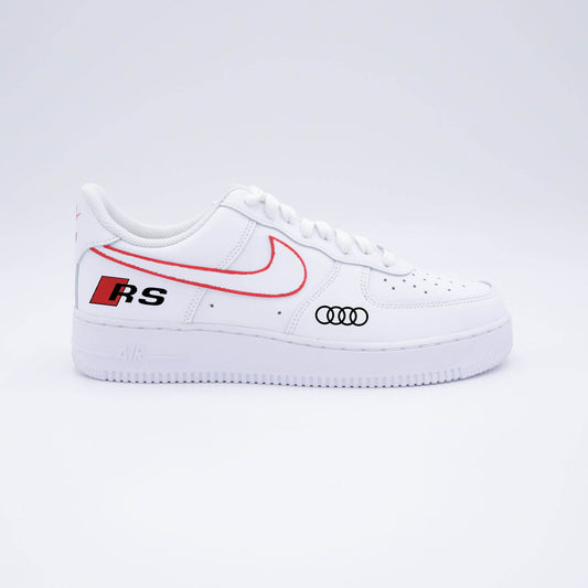 Nike Air Force 1 personnalisée Audi RS avec logo Audi et détail rouge inspiré de la gamme sportive allemande air force audi rs 
