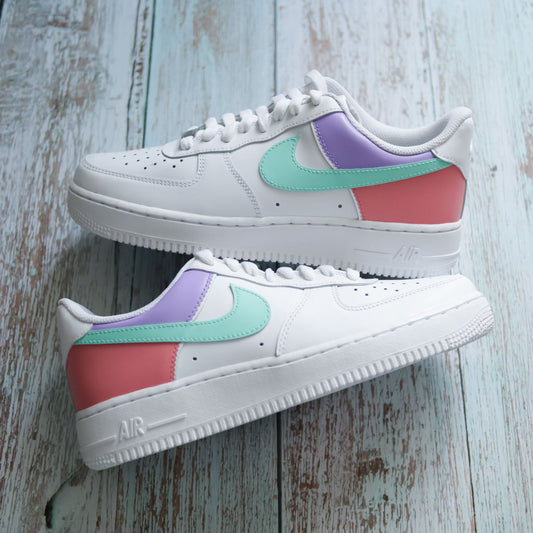 Nike Air Force 1 blanche customisée avec swoosh vert menthe, empiècement lavande et talon corail – Kings Custom