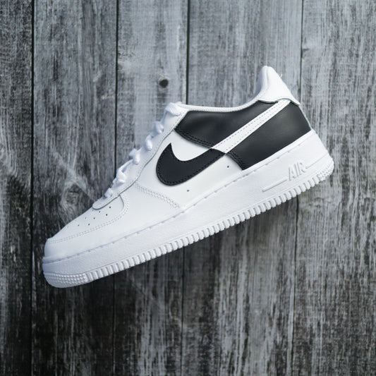 Air Force 1 custom "Obsidian Frost" blanche et noire posée sur fond bois brut – sneakers personnalisées par Kings Custom