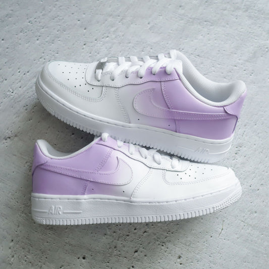 Baskets Nike Air Force 1 custom pour femme avec dégradé pastel lilas, création artisanale féminine et élégante