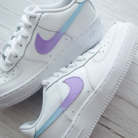 Air Force 1 custom pastel avec swoosh dégradé violet et bleu ciel, baskets personnalisées pour fille, nike af1 violette, sneakers custom baby blue turquoise