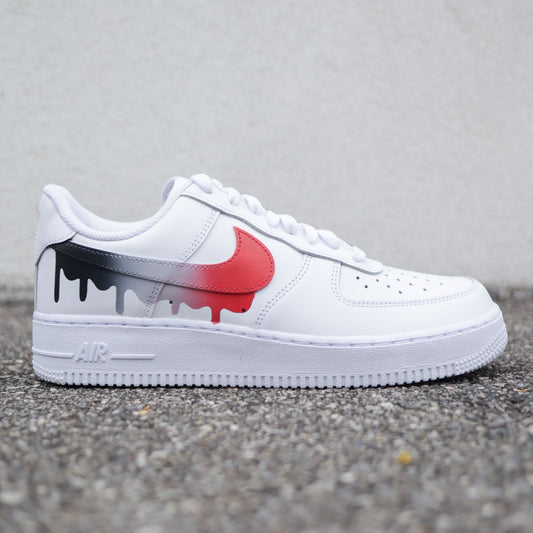 Air Force 1 custom "Drip Shadow" avec swoosh rouge et effet peinture fondue noir et gris sur fond blanc.