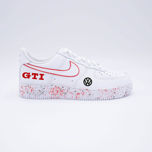 Air Force 1 custom Golf GTI avec swoosh rouge, logo VW et semelle éclaboussée de rouge et noir – création personnalisée Kings Custom.