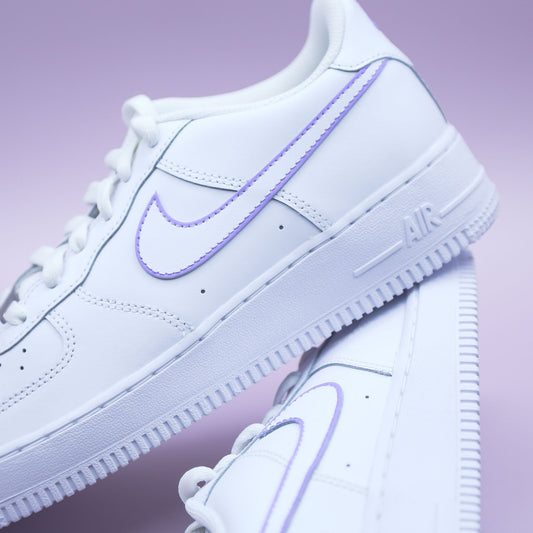 Baskets Nike Air Force 1 custom blanches avec swoosh lavande pastel pour femme, au design minimaliste et original.