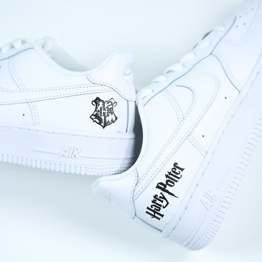 nike air force 1 custom harry potter, sneakers personnalisées poudlard, chaussures custom fan harry potter, air force 1 blanche design sorcier