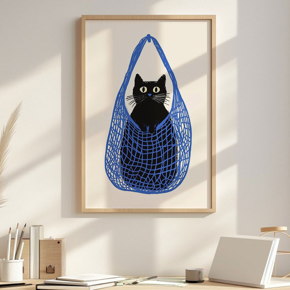 Affiche originale d’un chat noir assis dans un filet bleu, poster déco minimaliste et moderne pour intérieur tendance.
