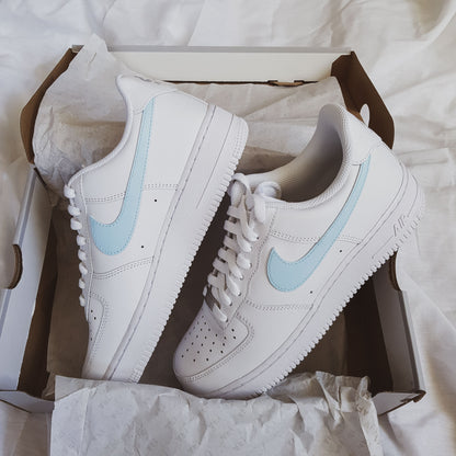 Nike Air Force 1 custom blanche avec swoosh baby blue pastel, sneaker personnalisée femme bleu ciel
