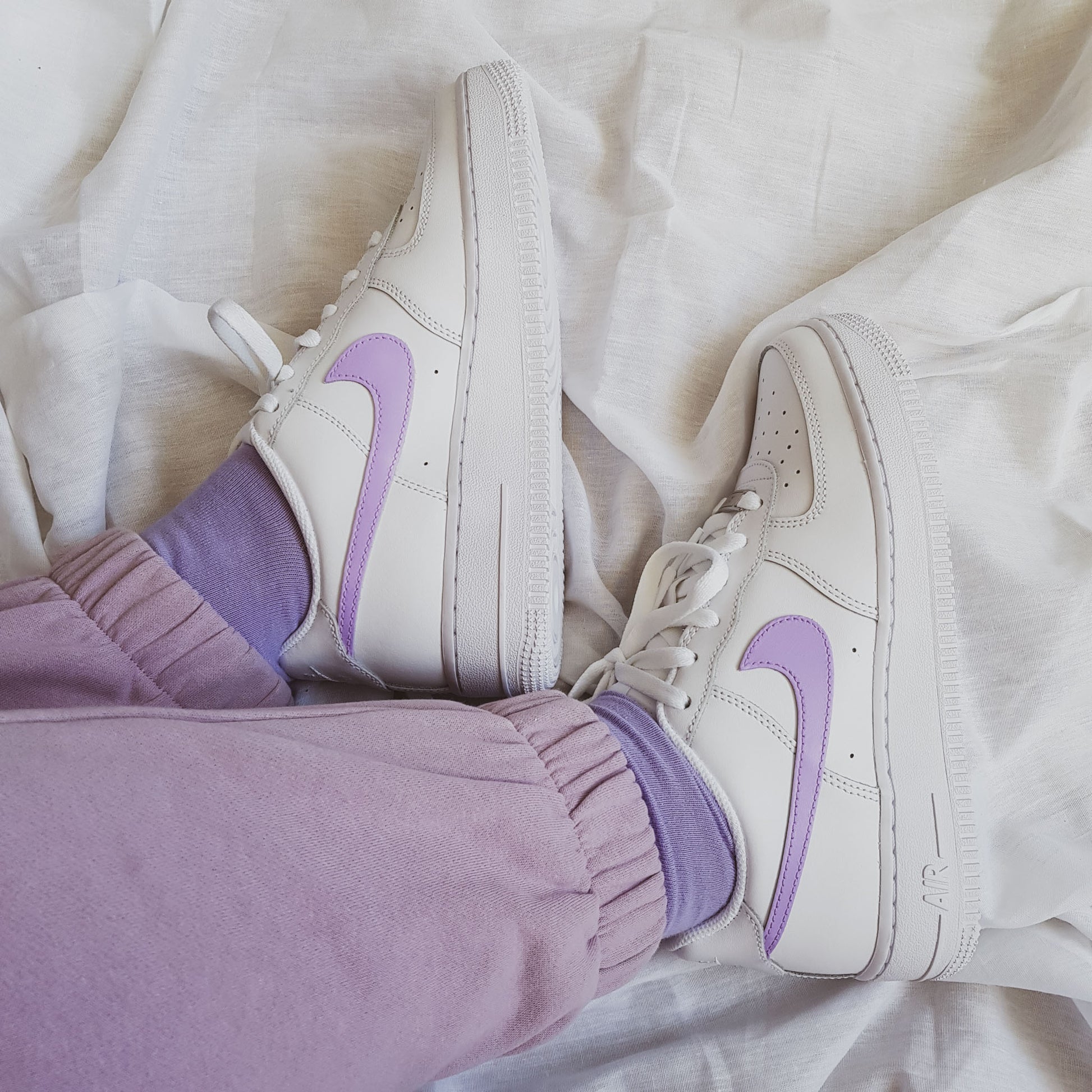 Nike Air Force 1 custom blanche avec swoosh violet pastel pour femme, sneaker personnalisée artisanale