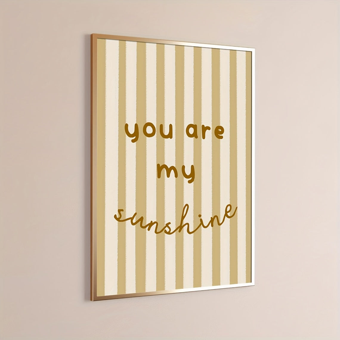 Affiche citation “You Are My Sunshine” sur fond à rayures beiges, décoration murale minimaliste et positive.