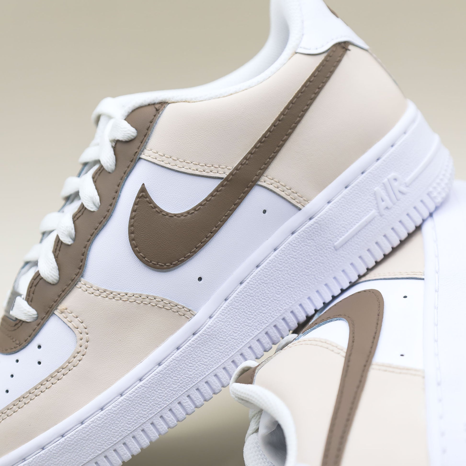 Nike Air Force 1 custom beige marron femme enfant – sneakers peintes à la main – modèle unique streetwear