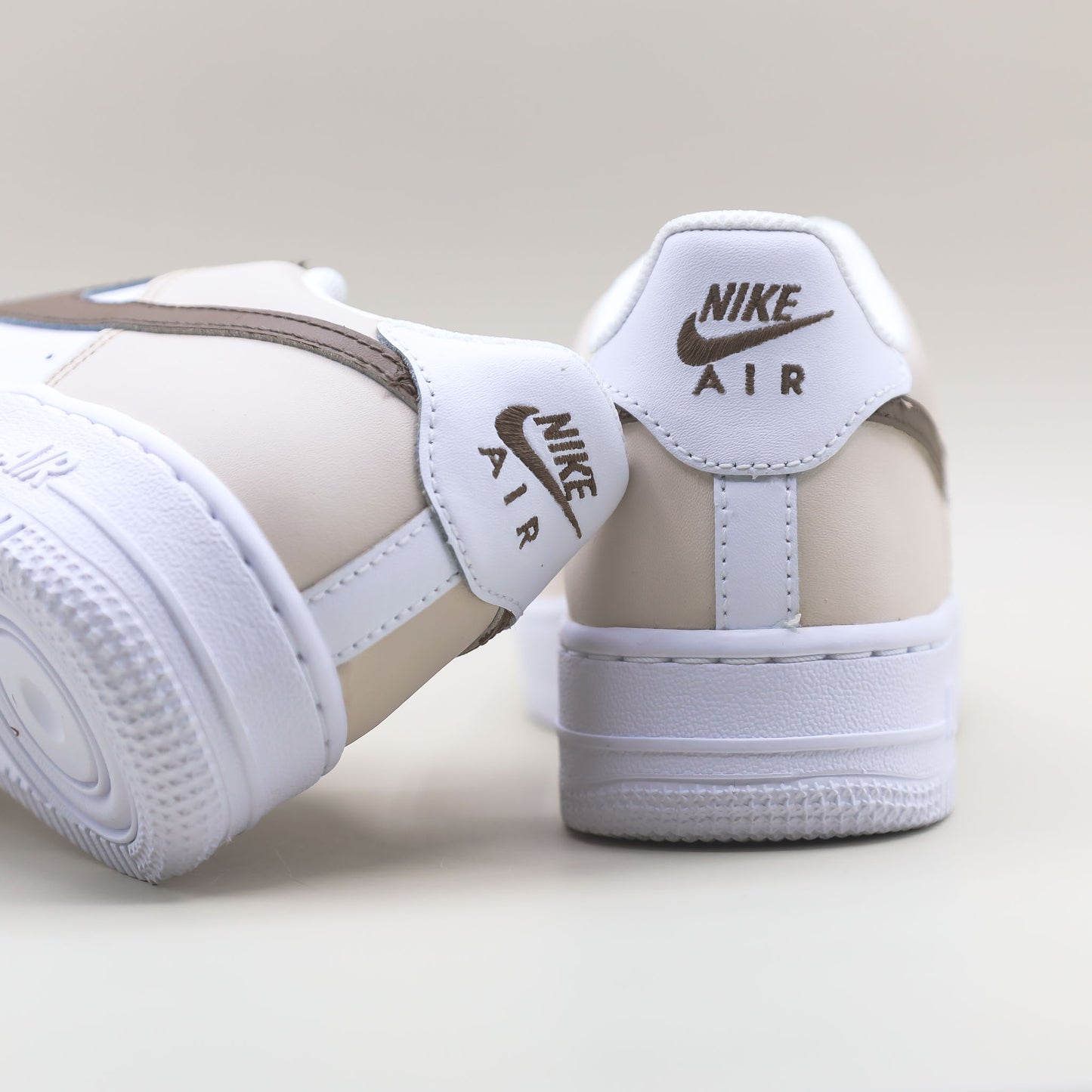 Nike Air Force 1 custom beige marron femme enfant – sneakers peintes à la main – modèle unique streetwear