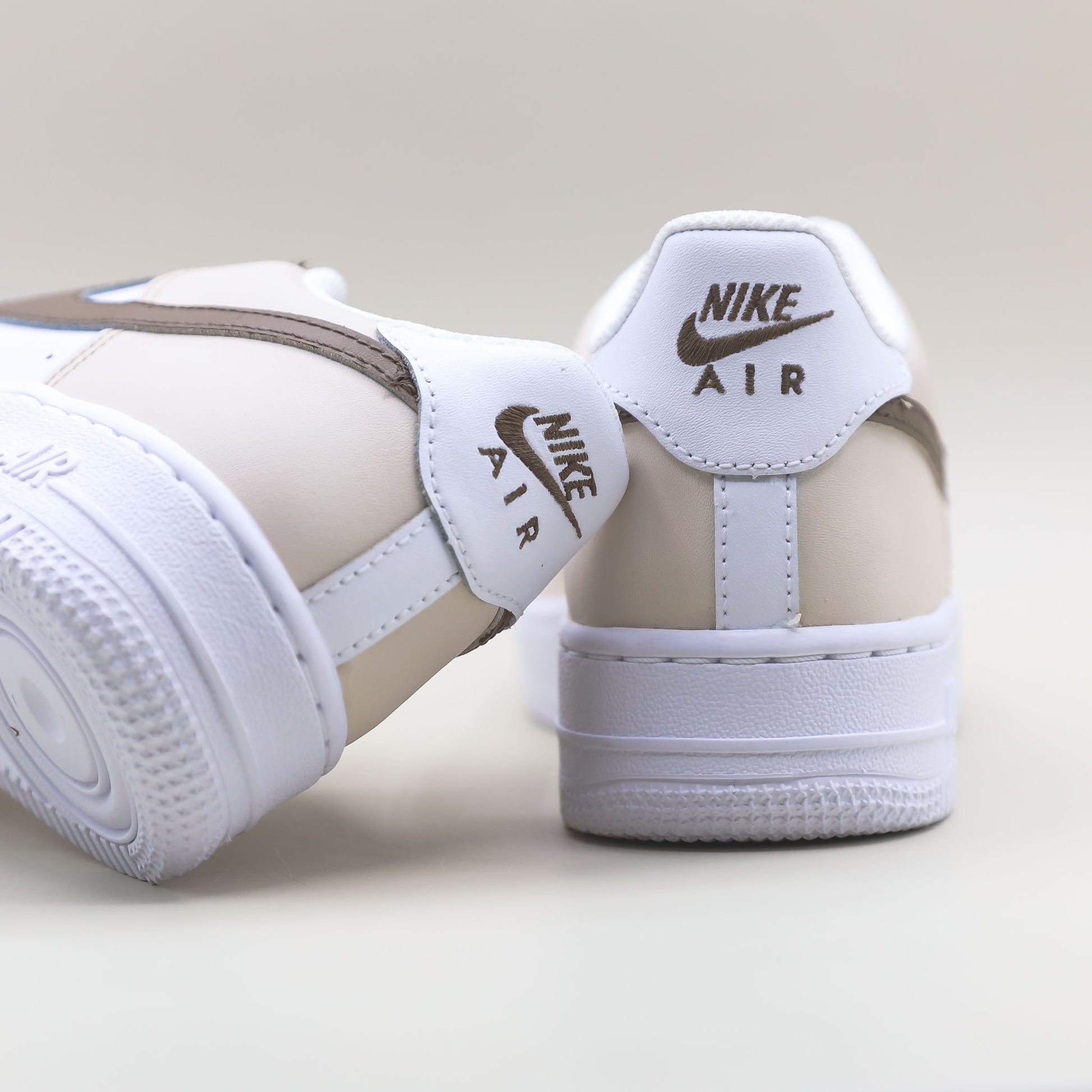 Nike Air Force 1 custom beige marron femme enfant – sneakers peintes à la main – modèle unique streetwear