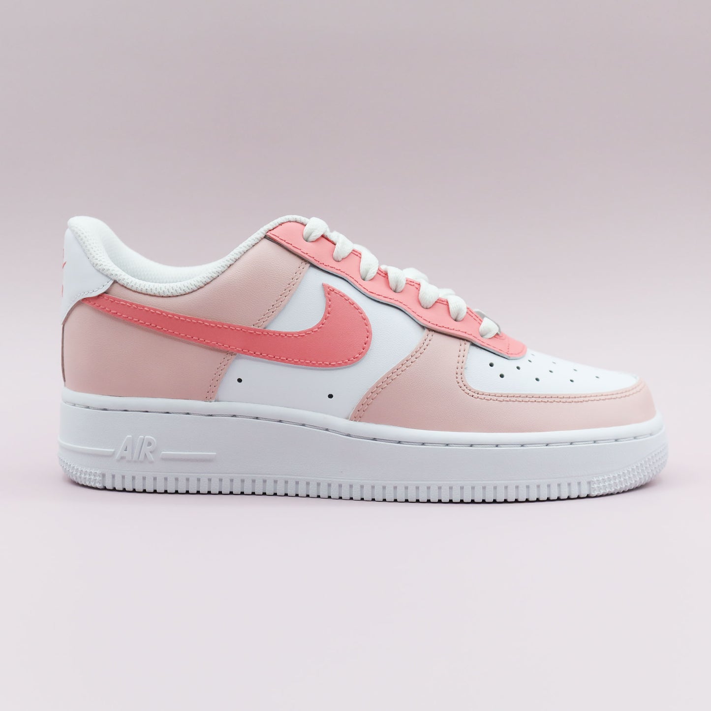 Nike Air Force 1 custom rose pastel fille – baskets personnalisées peintes à la main – sneakers girly exclusives