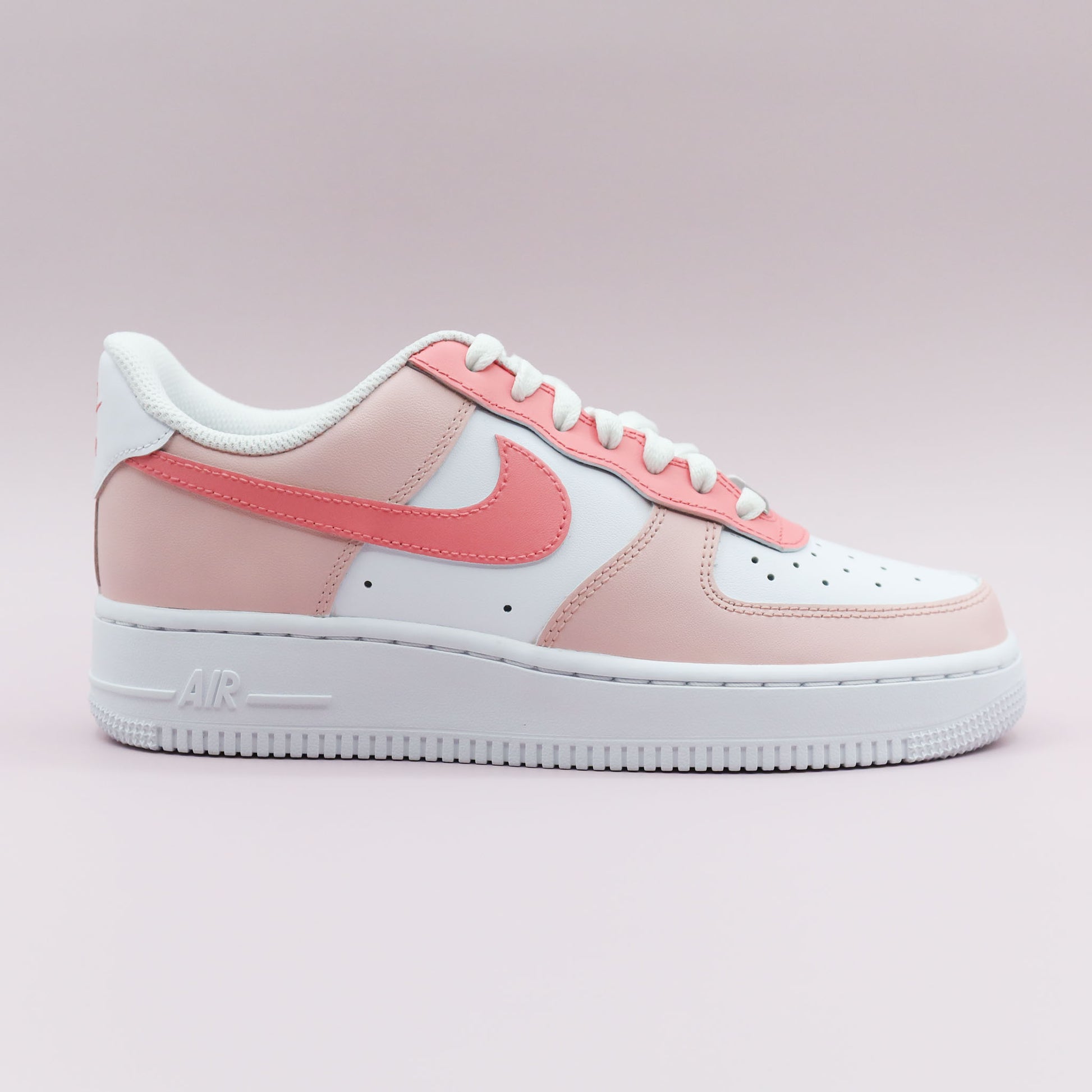 Nike Air Force 1 custom rose pastel fille – baskets personnalisées peintes à la main – sneakers girly exclusives