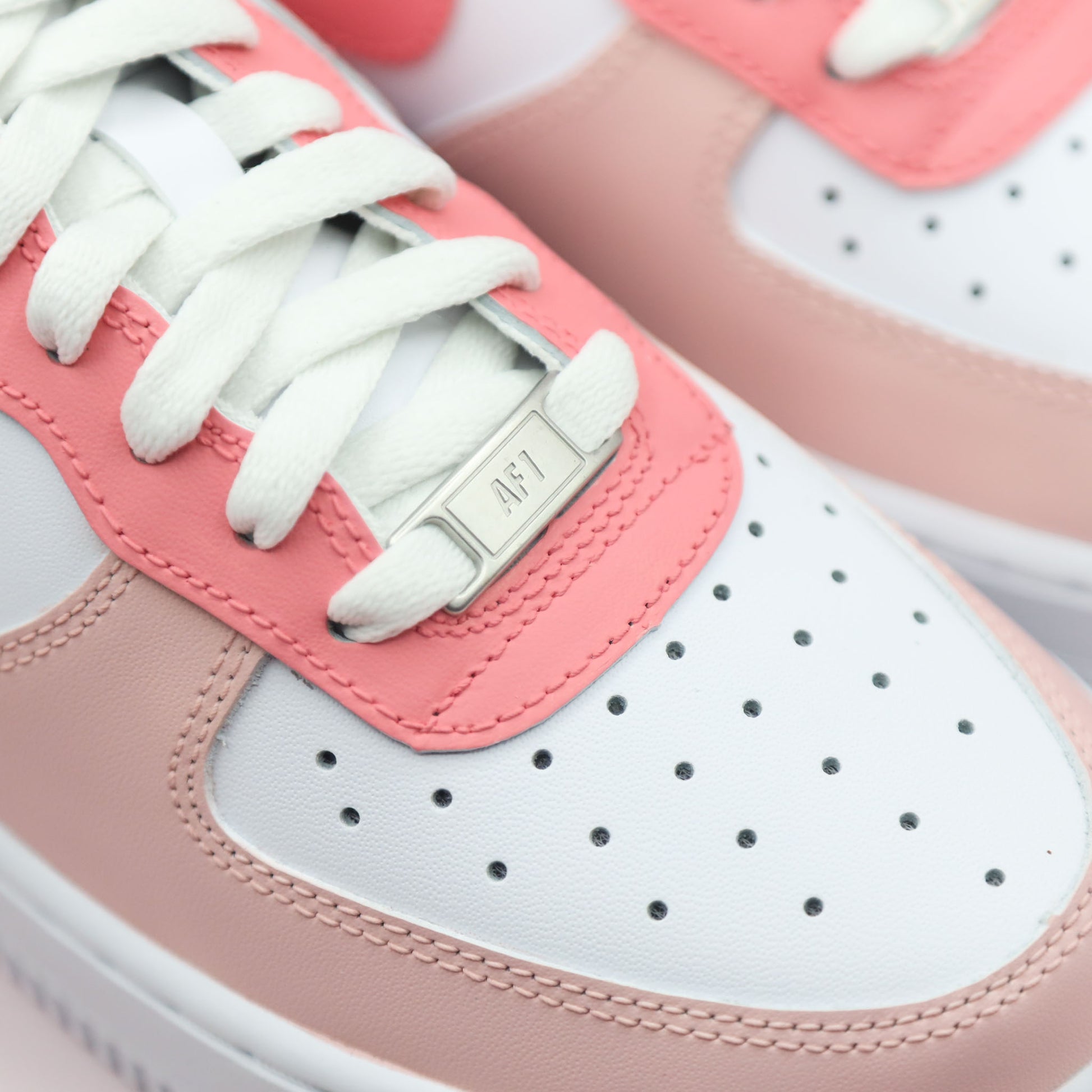 Nike Air Force 1 custom rose pastel fille – baskets personnalisées peintes à la main – sneakers girly exclusives