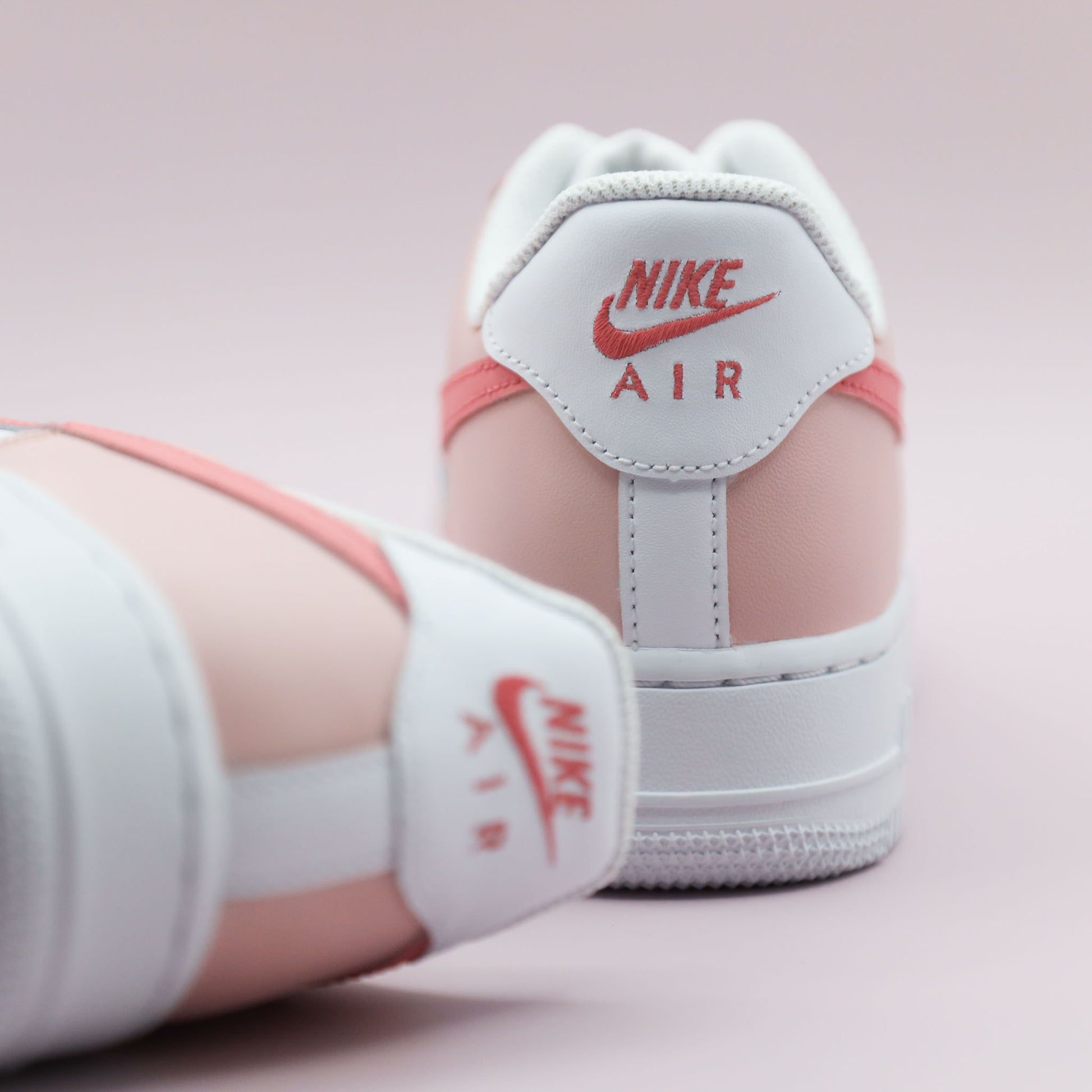 Nike Air Force 1 custom rose pastel fille – baskets personnalisées peintes à la main – sneakers girly exclusives