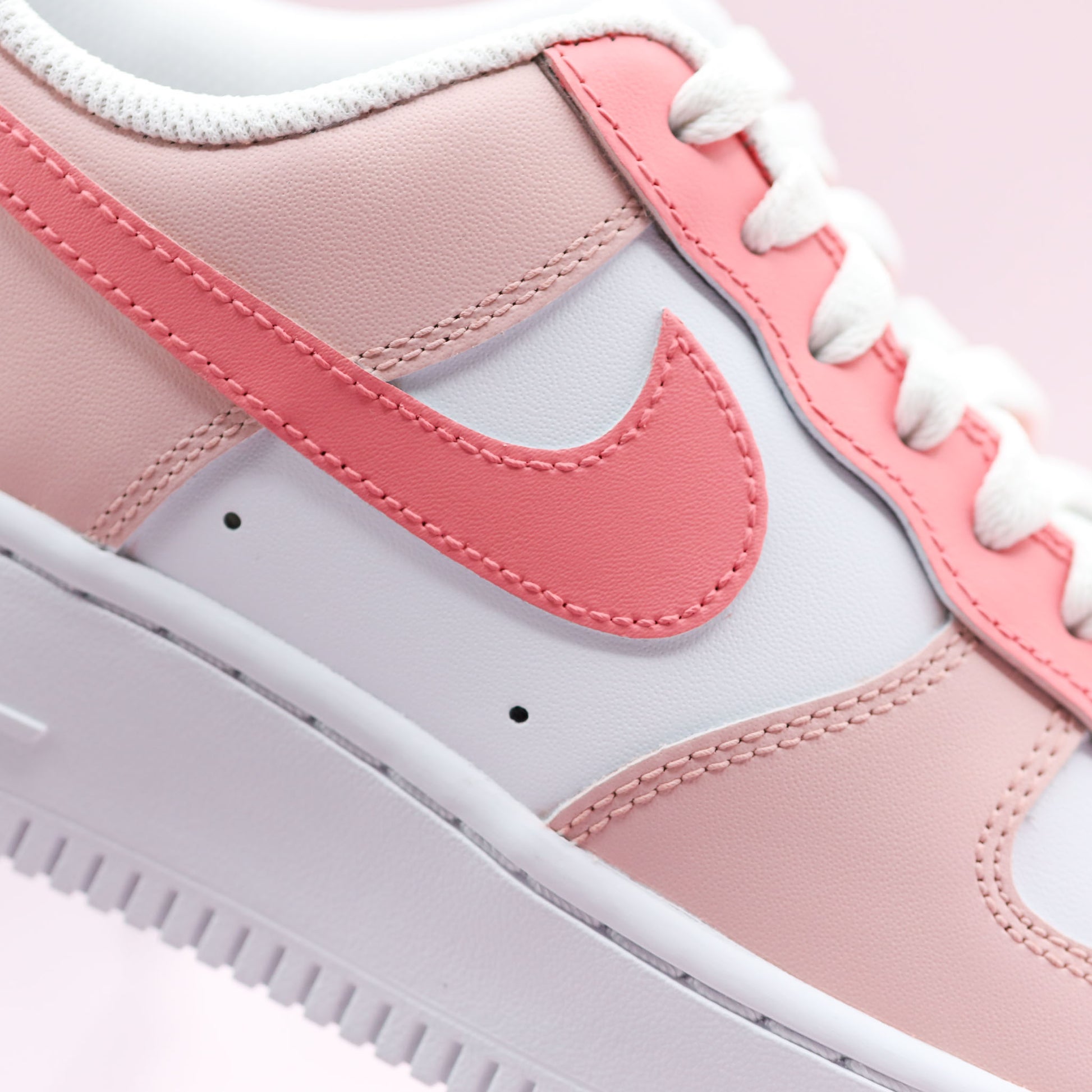 Nike Air Force 1 custom rose pastel fille – baskets personnalisées peintes à la main – sneakers girly exclusives
