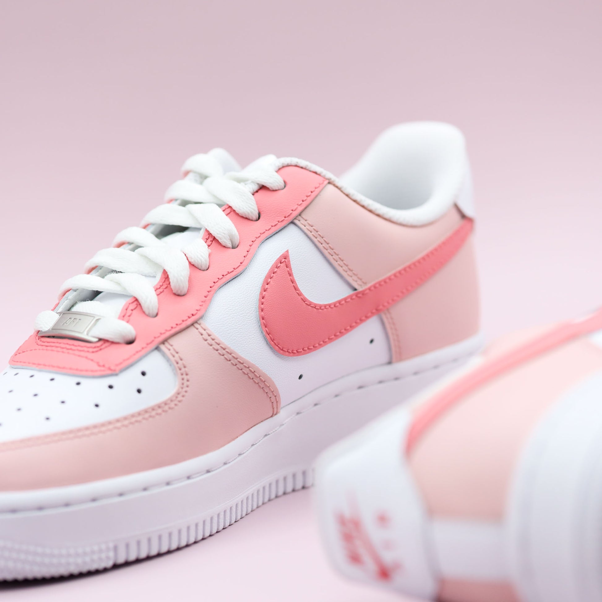 Nike Air Force 1 custom rose pastel fille – baskets personnalisées peintes à la main – sneakers girly exclusives