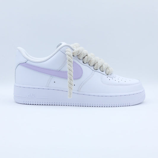 Sneakers Nike Air Force 1 Custom Rope Laces avec gros lacets en corde beige et swoosh peint en couleur violet pastel.