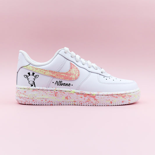 Air Force 1 customisées avec splash pastel rose et turquoise, bébé girafe peint à la main et prénom personnalisable sur le côté