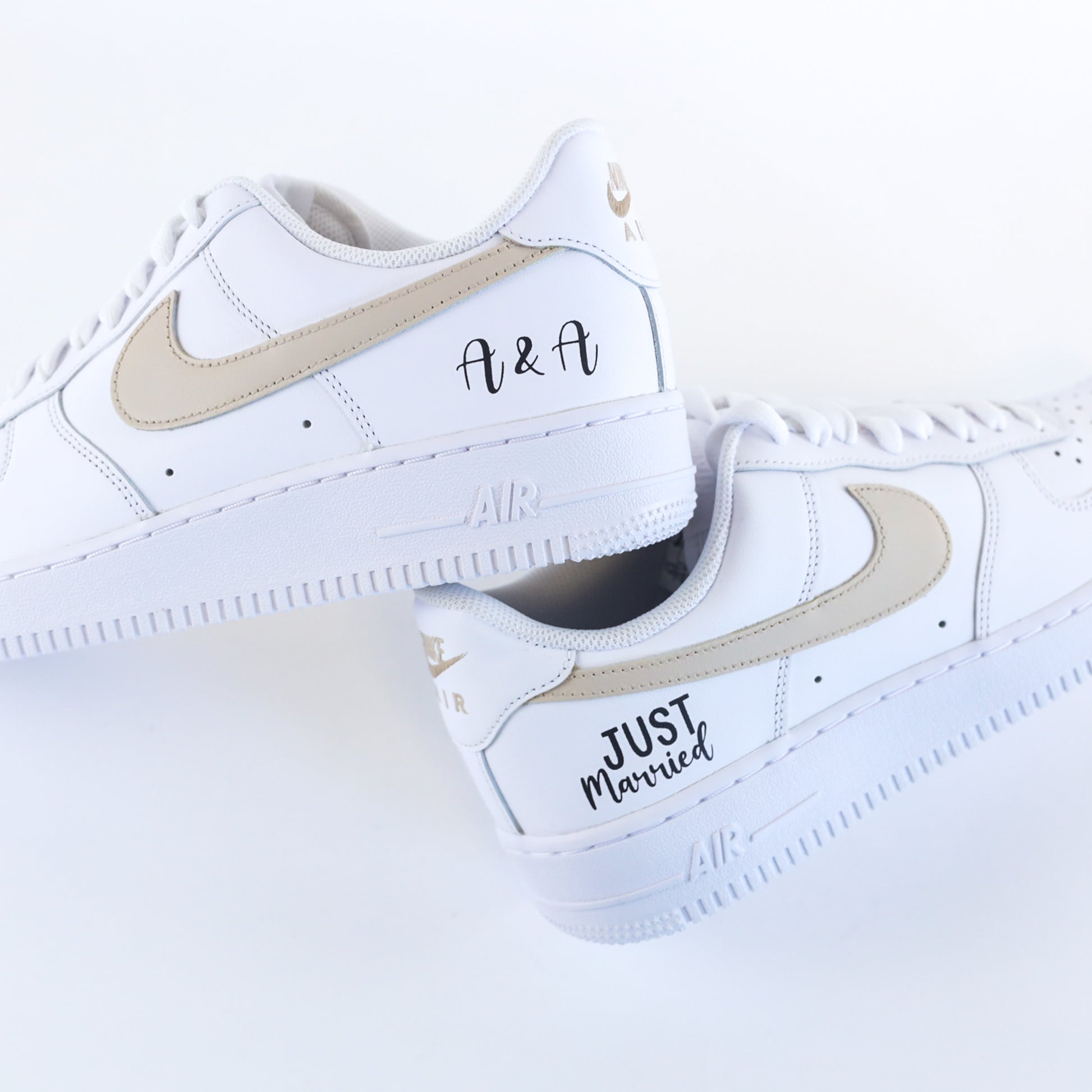 Baskets nike Air Force 1 Custom mariage avec swoosh beige clair, inscription des initiales des futurs mariés