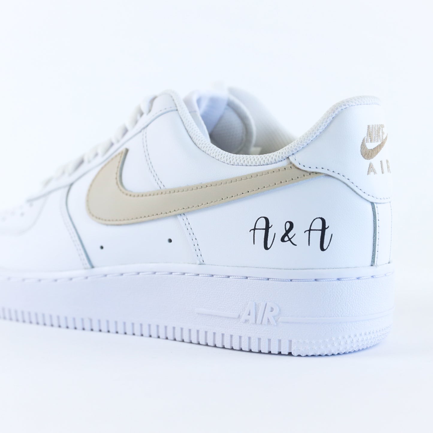 Baskets nike Air Force 1 Custom mariage avec swoosh beige clair, inscription des initiales des futurs mariés