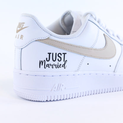 Baskets nike Air Force 1 Custom mariage avec swoosh beige clair, inscription des initiales des futurs mariés