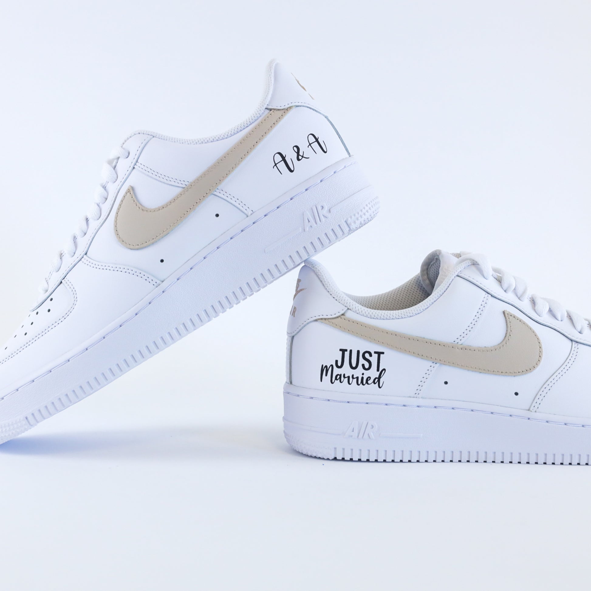 Baskets nike Air Force 1 Custom mariage avec swoosh beige clair, inscription des initiales des futurs mariés