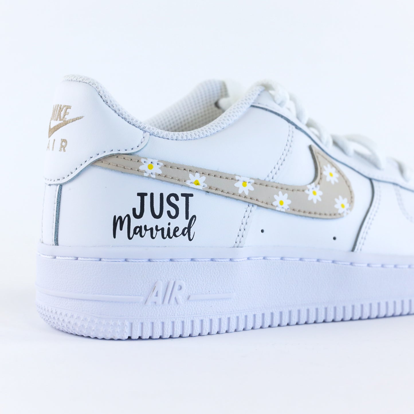 Baskets nike Air Force 1 Custom mariage avec swoosh marguerite beige clair, inscription des initiales des futurs mariés