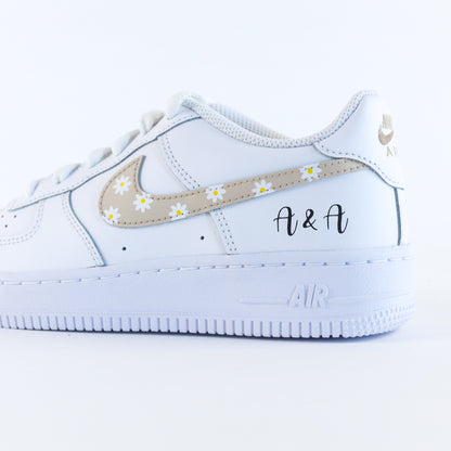 Baskets nike Air Force 1 Custom mariage avec swoosh marguerite beige clair, inscription des initiales des futurs mariés