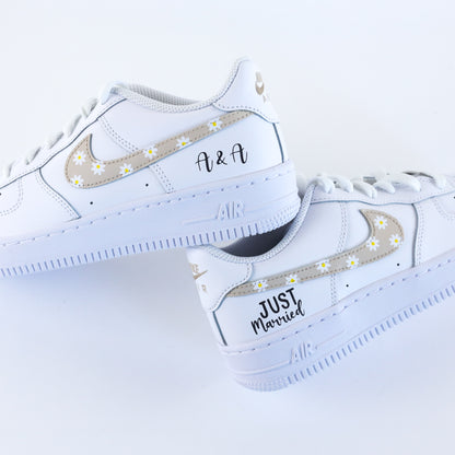 Baskets nike Air Force 1 Custom mariage avec swoosh marguerite beige clair, inscription des initiales des futurs mariés