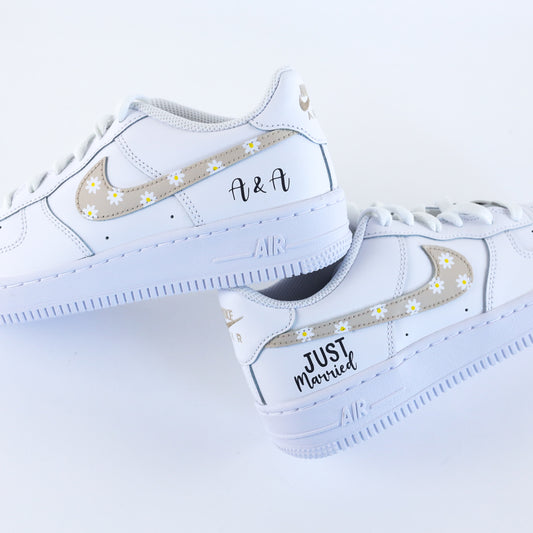 Baskets nike Air Force 1 Custom mariage avec swoosh marguerite beige clair, inscription des initiales des futurs mariés