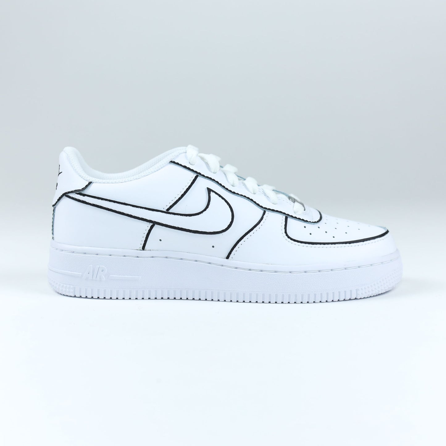 Nike Air Force 1 custom contours noirs peinte à la main style cartoon sneakers custom sketch baskets personnalisées unisexe