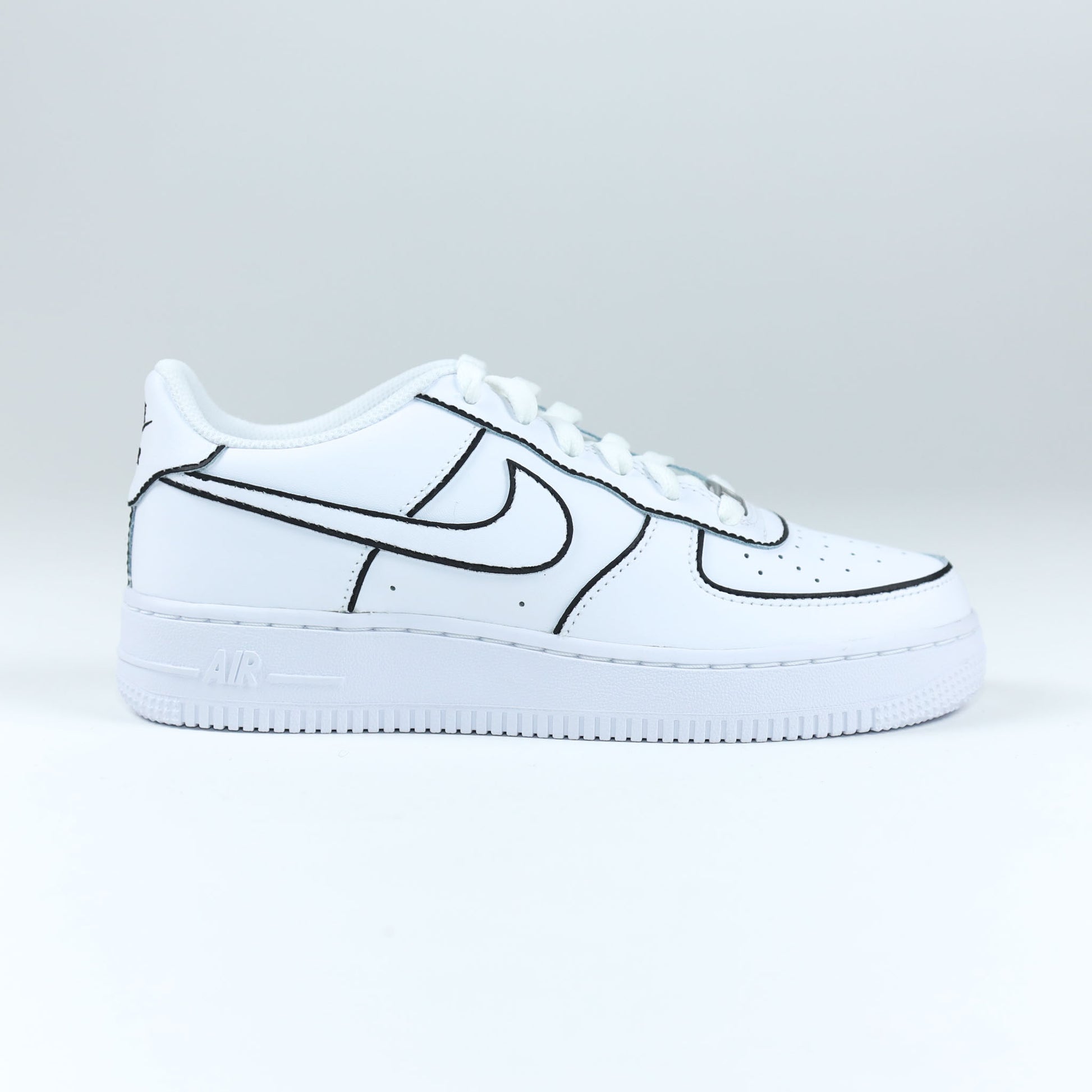 Nike Air Force 1 custom contours noirs peinte à la main style cartoon sneakers custom sketch baskets personnalisées unisexe