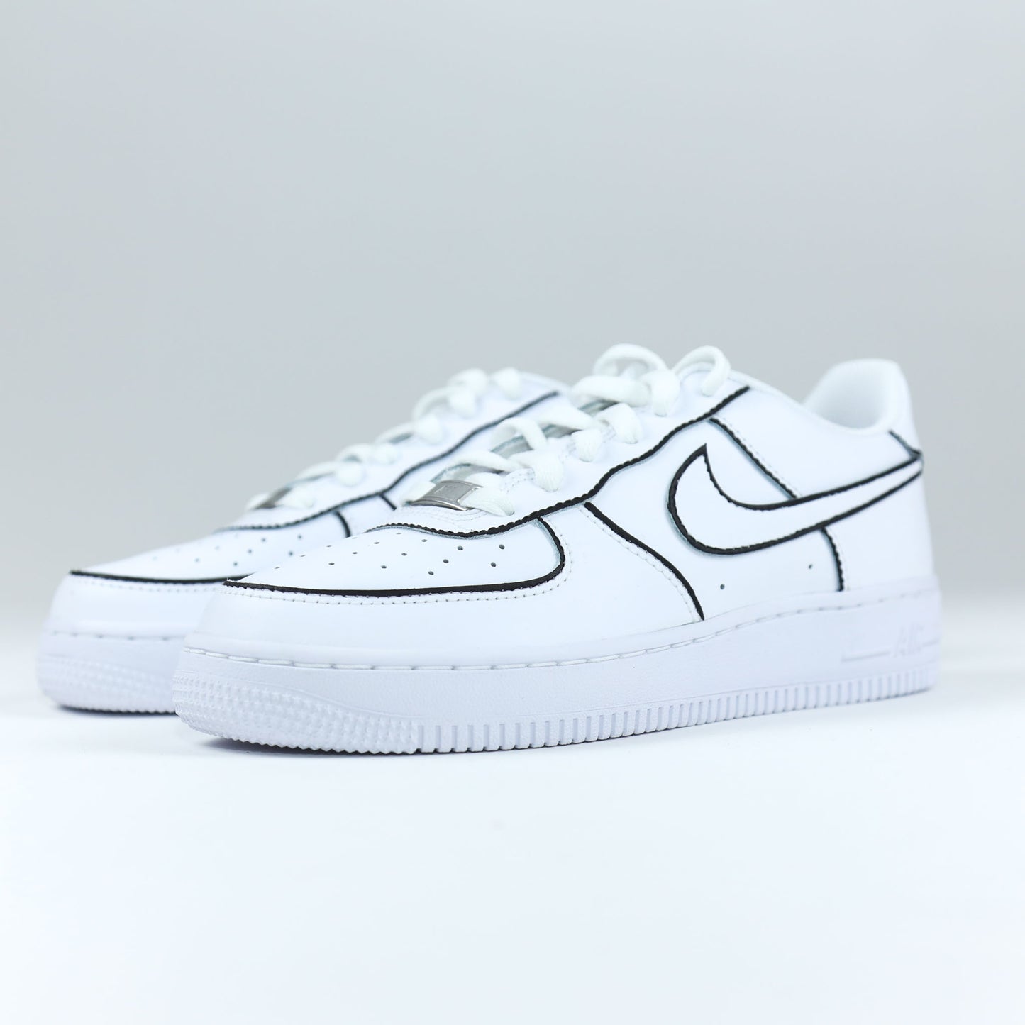 Nike Air Force 1 custom contours noirs peinte à la main style cartoon sneakers custom sketch baskets personnalisées unisexe