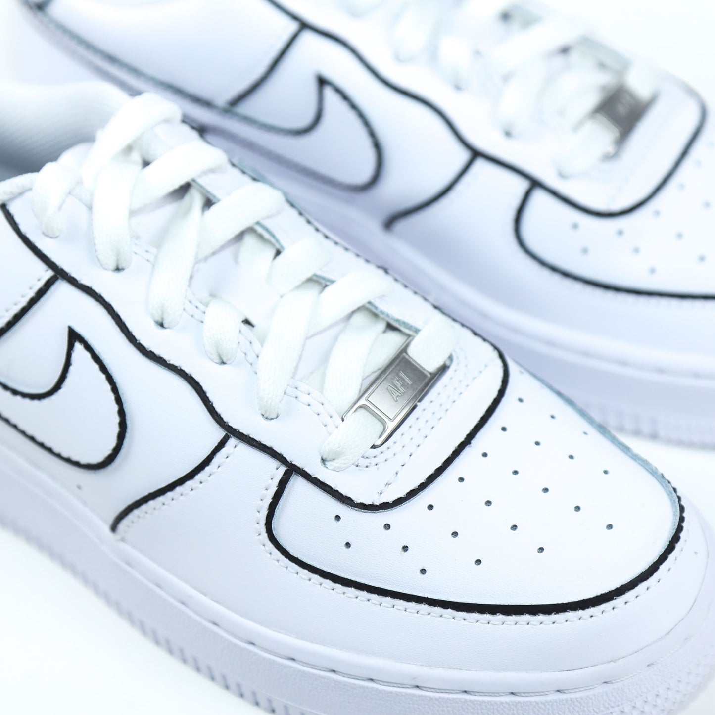 Nike Air Force 1 custom contours noirs peinte à la main style cartoon sneakers custom sketch baskets personnalisées unisexe