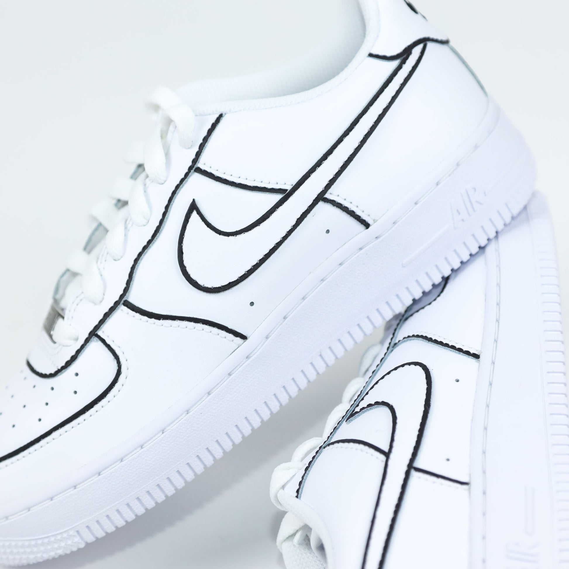 Nike Air Force 1 custom contours noirs peinte à la main style cartoon sneakers custom sketch baskets personnalisées unisexe