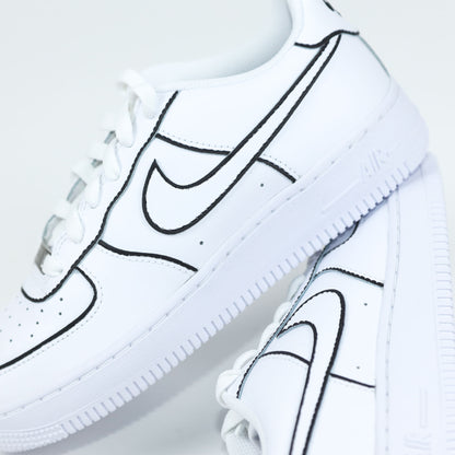 Nike Air Force 1 custom contours noirs peinte à la main style cartoon sneakers custom sketch baskets personnalisées unisexe