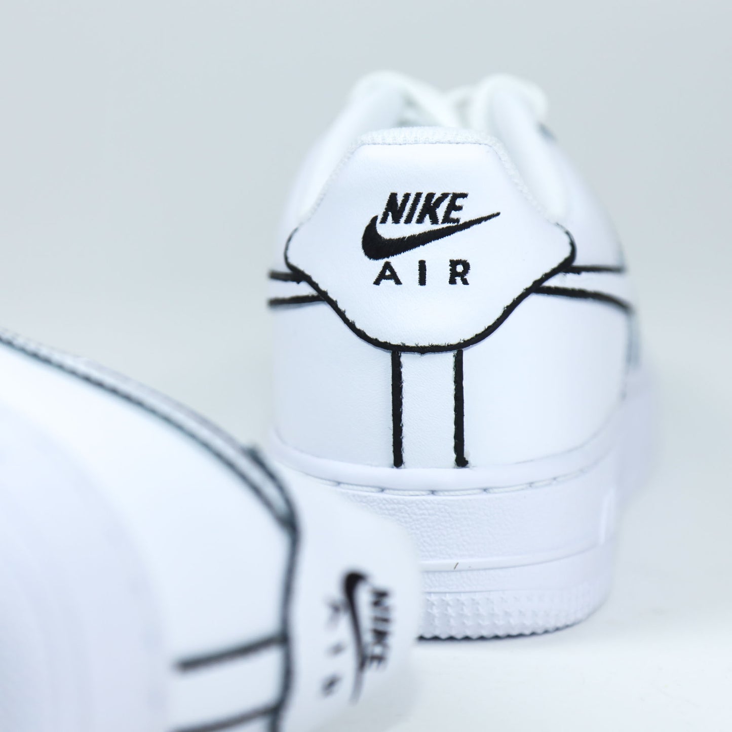 Nike Air Force 1 custom contours noirs peinte à la main style cartoon sneakers custom sketch baskets personnalisées unisexe