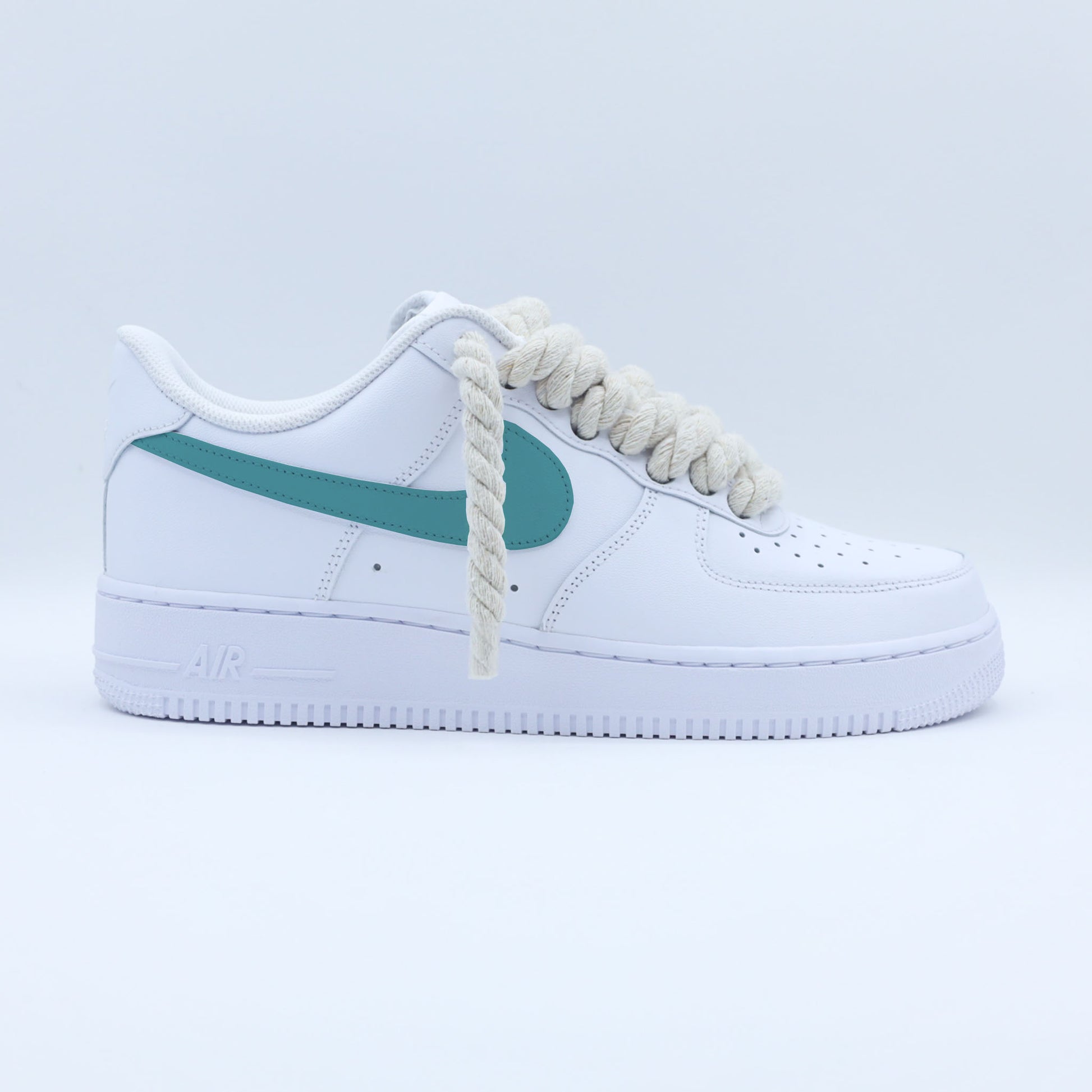 nike air force 1 custom gros lacets en corde beige et swoosh nike peint en bleu turquoise  pastel sneakers custom nike rope laces af1 personnalisé pour homme