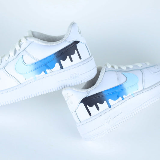 Nike Air Force 1 custom Sky Blue avec effet dripping bleu ciel, bleu foncé et noir